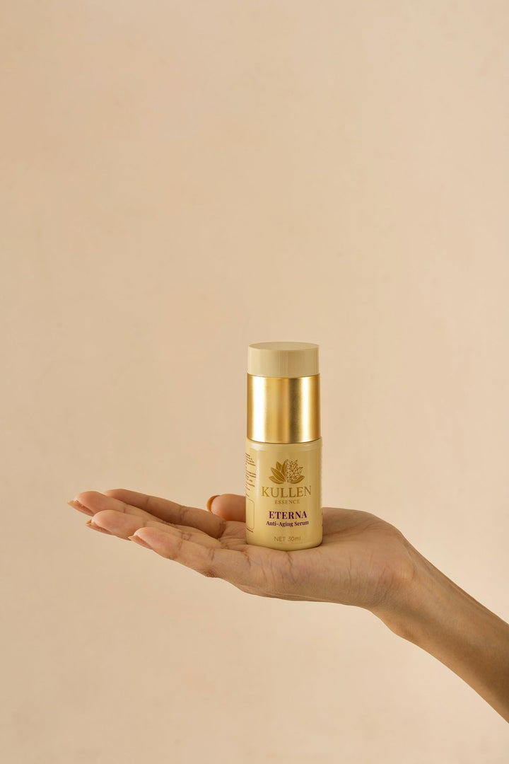 Applying Kullen Eterna Night Oil for overnight anti-aging skin renewal